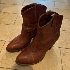 Size 6 women’s Frye ankle cowboy booties